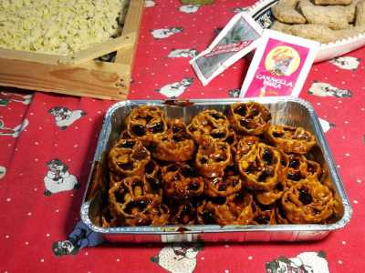 ...mentre Teresa ci  mostra nel contempo una vaschetta con i dolcetti gi� pronti: il loro aspetto � invitante 